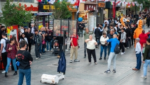 Karşıyaka Çarşısı'nda renkli anlar: Hergele Meydanı'na basketbol potası kuruldu