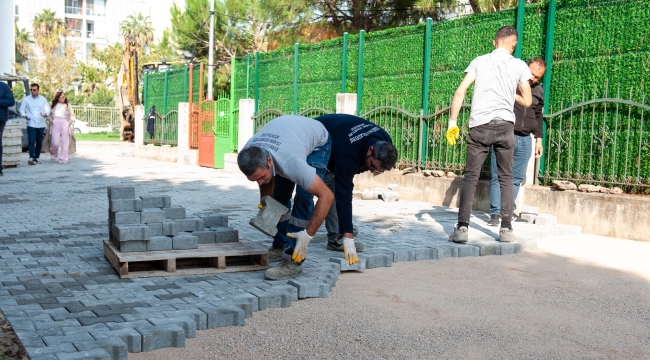 Karşıyaka'da okul çevrelerinde yol bakım çalışması