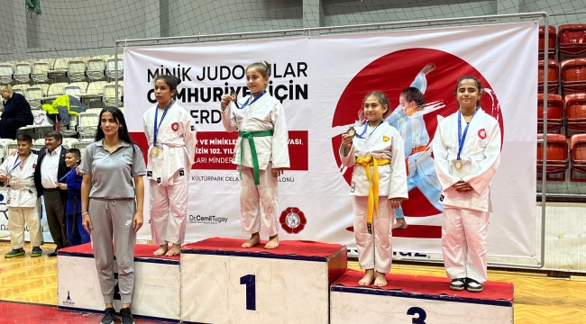 Konak'ın judo takımı ilk turnuvadan madalyalarla döndü