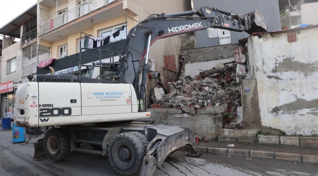 Konak'ta metruk yapıların yıkımı devam ediyor