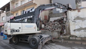Konak'ta metruk yapıların yıkımı devam ediyor
