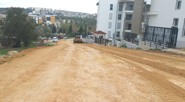 AYDIN BÜYÜKŞEHİR BELEDİYESİ, KUŞADASI'NIN YOLLARINI YENİLEMEYİ SÜRDÜRÜYOR