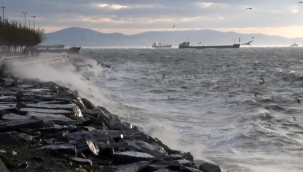 İstanbul'da fırtına etkili oluyor: Dalgalar sahili dövdü