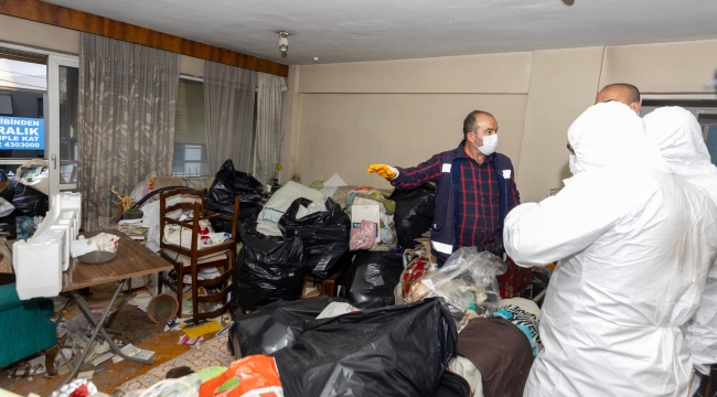 Konak Belediyesi'nden çöp ev operasyonu: 4 kamyon atık çıktı