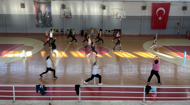 NARLIDERE'DE KADINLAR GÜNE SAĞLIKLI VE ENERJİK  BAŞLIYOR