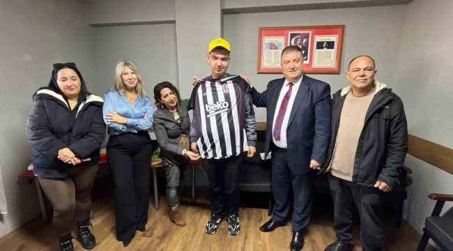 BAŞKAN  ERKAN ÖZKAN, OTİZMLİ GENÇ HALİL'İN SANAT DİLİNE KAYITSIZ KALMADI