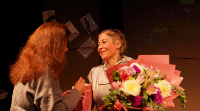 Ayvalık Belediye Tiyatrosu'ndan Çarpıcı Bir Prömiyer: "Müdahil" Perde Dedi