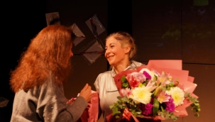 Ayvalık Belediye Tiyatrosu'ndan Çarpıcı Bir Prömiyer: "Müdahil" Perde Dedi