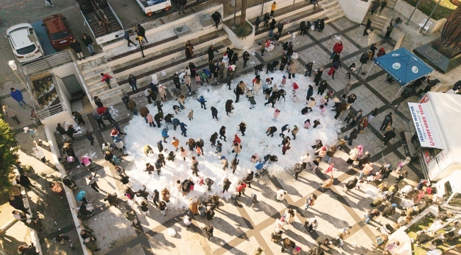 Balçova'da Kar Şenliği Coşkusu: Başkan Onur Yiğit Çocuklarla Kar Sevincine Ortak Oldu