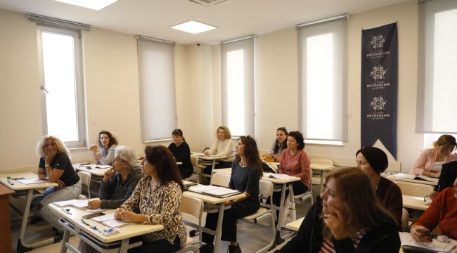 BAŞKAN ÇERÇİOĞLU'NUN DESTEKLERİYLE HER YAŞTAN VATANDAŞ İNGİLİZCE ÖĞRENİYOR