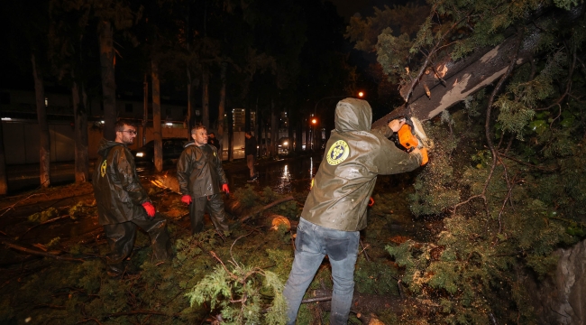 BUCA BELEDİYESİ EKİPLERİNİN FIRTINA VE YAĞIŞ MESAİSİ