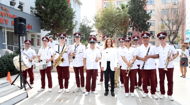 Karşıyaka sokaklarında bando şöleni