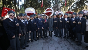 Karşıyakalılar Zübeyde Anne'yi kabri başında andı