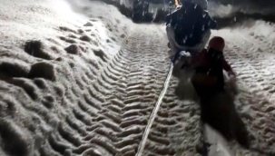 Traktöre bağlanan kızaklarla gün boyu kayak yaptılar