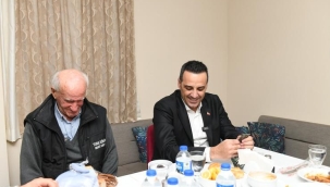 Başkan Yıldız'dan Vefa Sofrası: Sabri Amca İlk İftarda Yalnız Değildi