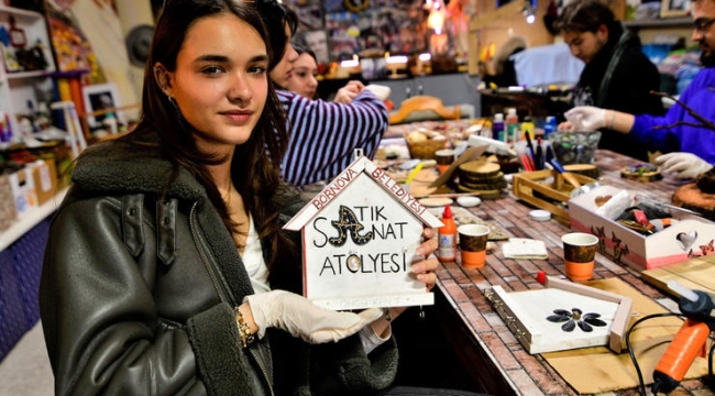 Bornova'da gençler atıkları sanata dönüştürdü