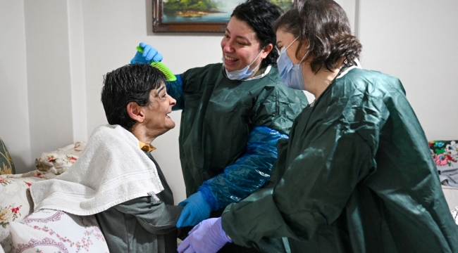  Bornova'da yaşlı ve engelliler evlerinde yalnız değil