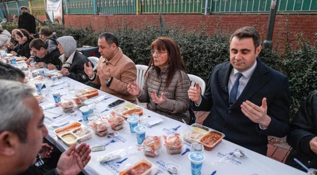 Büyükşehir iftar sofrasını bu kez Karşıyaka'da kurdu