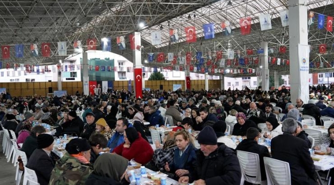 İzmir Büyükşehir Belediyesi ilk iftar sofrasını Gaziemir'de kurdu
