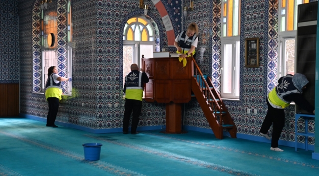 Karabağlar'da Camilere Ramazan Temizliği