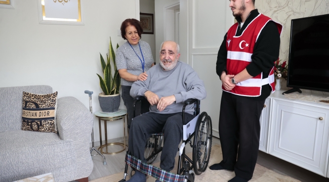 ​Konak'ta kimse yalnız değil: Tekerlekli sandalyesine Konak Belediyesi ile ulaştı