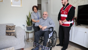​Konak'ta kimse yalnız değil: Tekerlekli sandalyesine Konak Belediyesi ile ulaştı