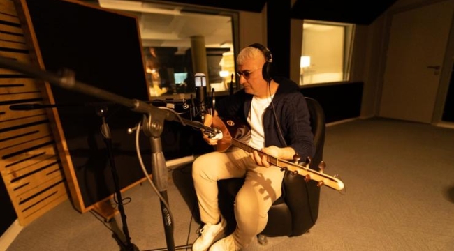 Saz çalan da geliyor rap yapan da