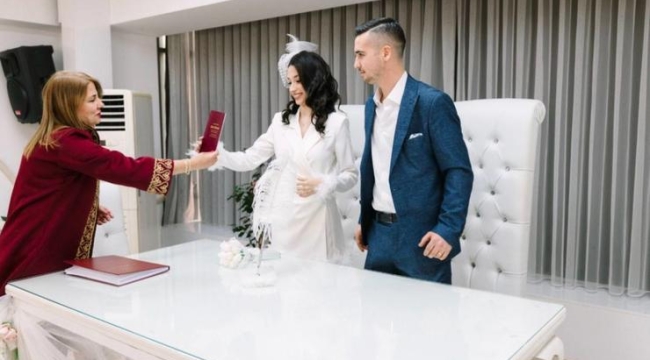 Balçova'da yeni evlenen çiftlere alışveriş kartı desteği