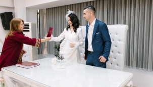 Balçova'da yeni evlenen çiftlere alışveriş kartı desteği