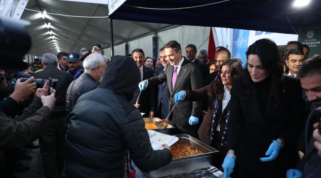BAŞKAN ÇERÇİOĞLU, BAKAN BAYRAKTAR İLE BİRLİKTE ATATÜRK KENT MEYDANI'NDA DÜZENLENEN İFTARDA VATANDAŞLARLA BİR ARAYA GELDİ
