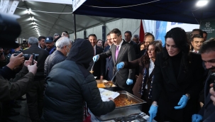 BAŞKAN ÇERÇİOĞLU, BAKAN BAYRAKTAR İLE BİRLİKTE ATATÜRK KENT MEYDANI'NDA DÜZENLENEN İFTARDA VATANDAŞLARLA BİR ARAYA GELDİ