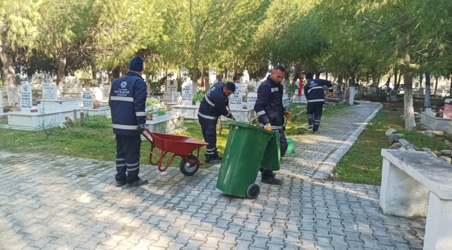 BAŞKAN ÇERÇİOĞLU'NDAN MEZARLIKLARDA RAMAZAN BAYRAMI ÖNCESİ TEMİZLİK ÇALIŞMASI