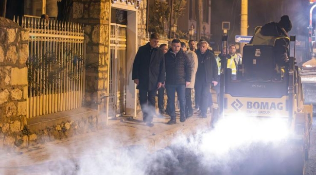 Başkan Tugay yol emekçileriyle gece mesaisinde buluştu