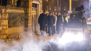 Başkan Tugay yol emekçileriyle gece mesaisinde buluştu