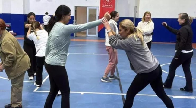 Bodrum'da pilates için gelen kadınlara savunma eğitimi