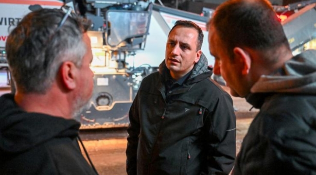 Bornova'da gece asfalt mesaisi