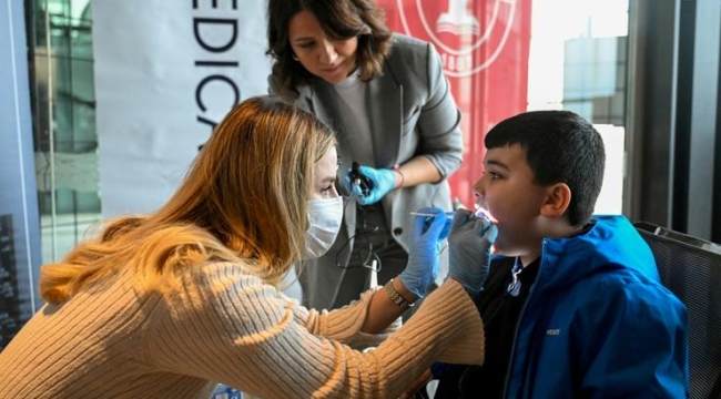 Bornova'da işitme engelli öğrencilere diş taraması ve tarih yolculuğu