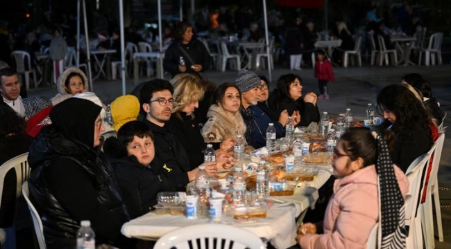 Bornova'da Kadir Gecesi'nde büyük iftar buluşması