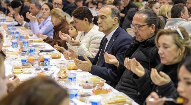 Büyükşehir'in iftar sofrası bu kez Foça'da kuruldu