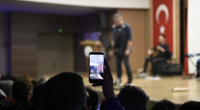 Çiğli'de Anadolu Rock Rüzgarı: Barış Manço ve Cem Karaca Şarkılarıyla Anıldı