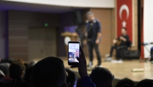 Çiğli'de Anadolu Rock Rüzgarı: Barış Manço ve Cem Karaca Şarkılarıyla Anıldı