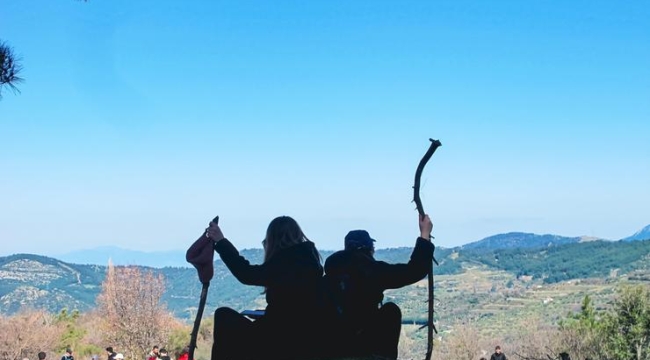 Gençler baharı Efes-Mimas Yolu'nda doğayla karşıladı