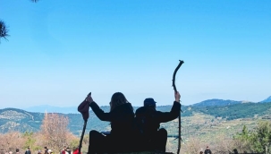 Gençler baharı Efes-Mimas Yolu'nda doğayla karşıladı