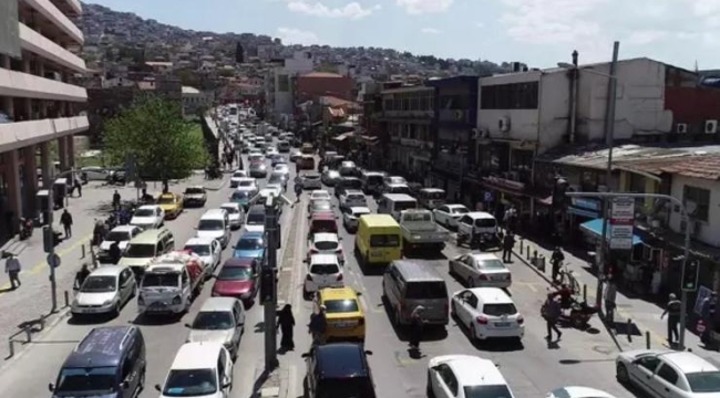 İzmir'de trafiğe kayıtlı araç sayısı arttı