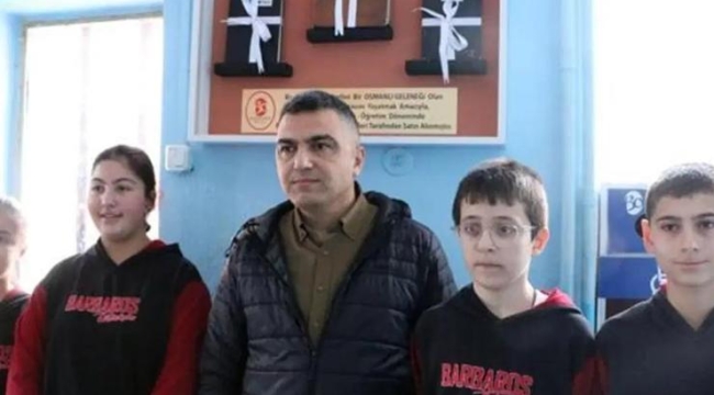 Okulda para toplayıp, 3 bakkalın veresiye defterini satın aldılar