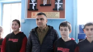 Okulda para toplayıp, 3 bakkalın veresiye defterini satın aldılar