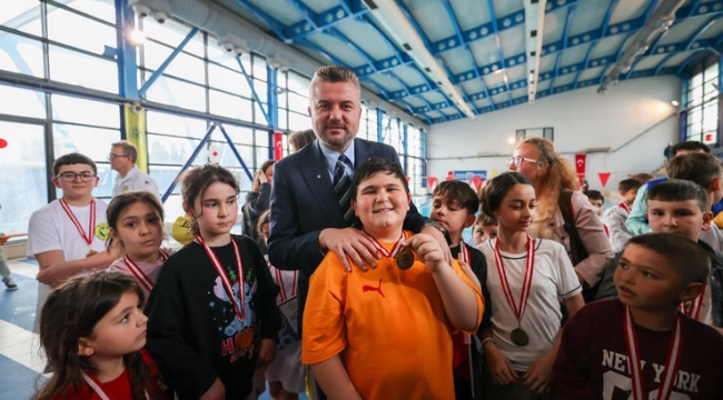 Buca'da 23 Nisan coşkusu havuza taşındı