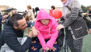 Çiğli'de 23 Nisan Coşkusu: Minikler Bayramı Doyasıya Kutladı