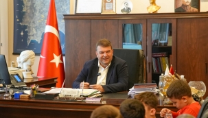 Seferihisar'da 23 Nisan coşkusu: Başkanlık koltuğu çocuklara emanet