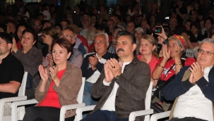 Dikili'de, 19 Mayıs coşkusu meydanlara taştı